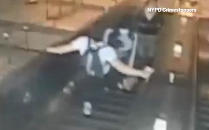 Cảnh sát Mỹ truy tìm thanh niên đá thẳng vào ngực phụ nữ trẻ trên cầu thang cuốn